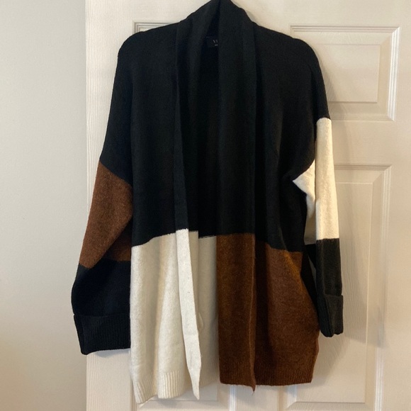 VICI CARDIGAN SIZE M BNWOT TWO FRONT POCKETS SO  BEAUTIFUL LENGHT 32” BUST 48” - Picture 1 of 12